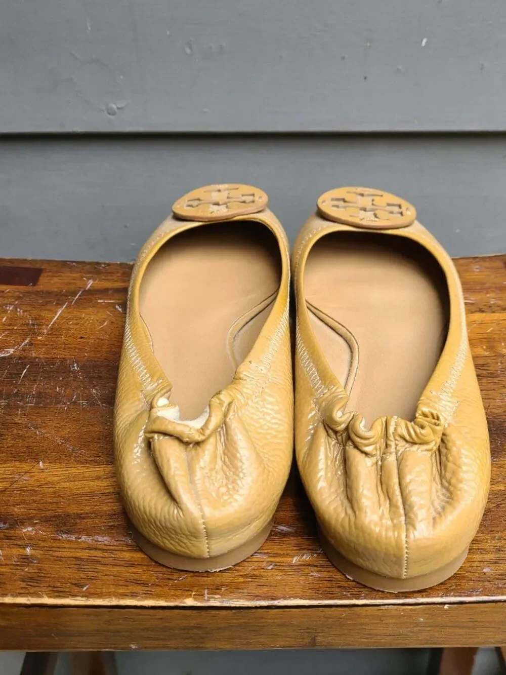 Tory Burch Reva Pebbled Leather Ballet Flats 8 1/2 in Camel